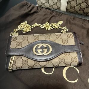 Vintage Gucci crossover wallet that converts to a handbag!